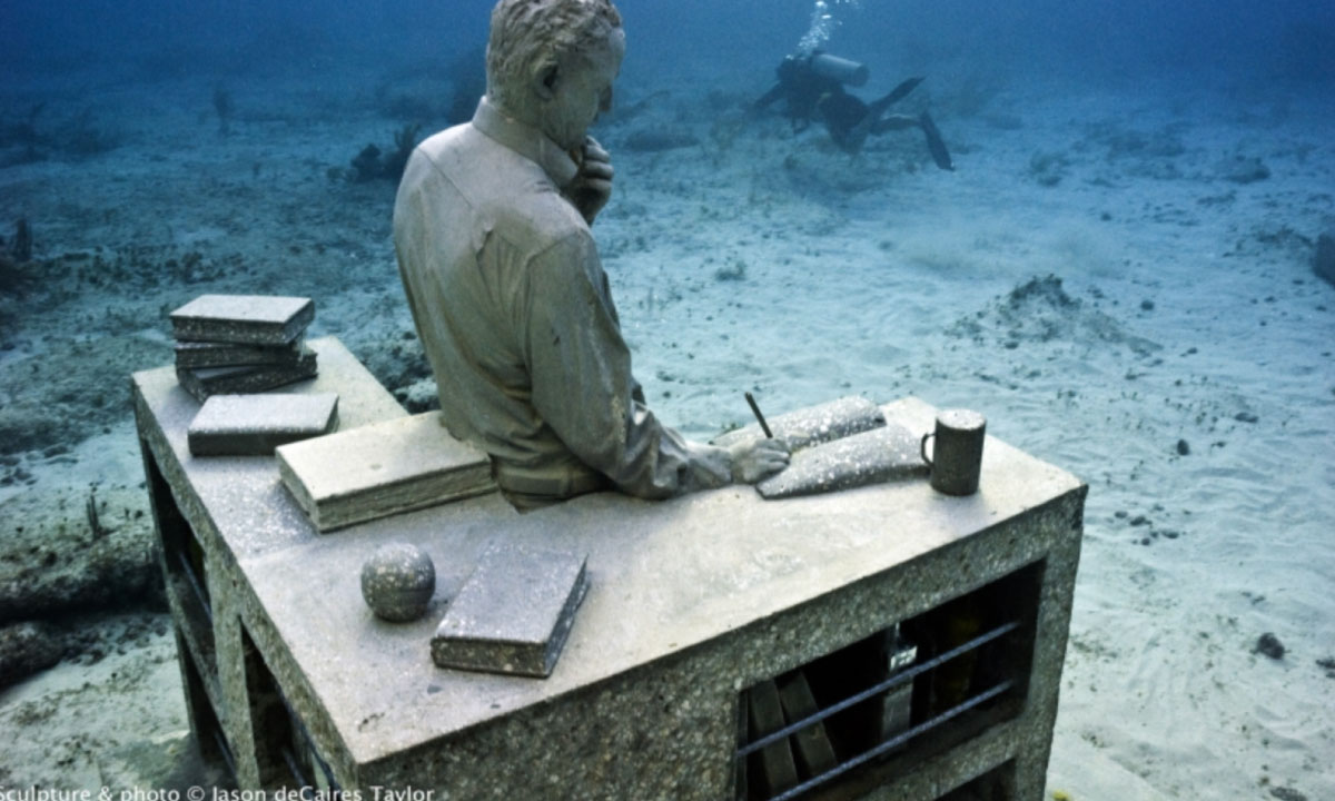 man sculpture at musa cancun
