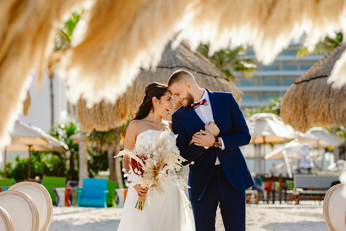 Pareja casándose en Cancún 