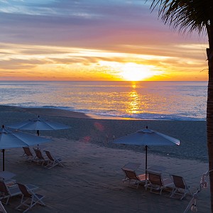 Best images of Garza Blanca Los Cabos beach, where you have an incomparable oportunity to contemplate the sunset or watch whales jumping when the seasson start.