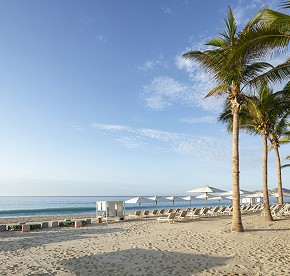 Best images of Garza Blanca Los Cabos beach, where you have an incomparable oportunity to contemplate the sunset or watch whales jumping when the seasson start.