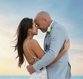 Get inspired by real wedding moments captured at Garza Blanca Puerto Vallarta. Ocean views, elegant décor, and timeless memories await.