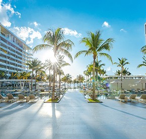 Distinctly modern, yet exquisitely timeless, Garza Blanca Resort & Spa Cancun emanates contemporary flare within a relaxed yet sleek atmosphere.