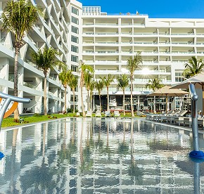 Distinctly modern, yet exquisitely timeless, Garza Blanca Resort & Spa Cancun emanates contemporary flare within a relaxed yet sleek atmosphere.