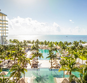 Distinctly modern, yet exquisitely timeless, Garza Blanca Resort & Spa Cancun emanates contemporary flare within a relaxed yet sleek atmosphere.