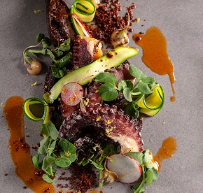 Foodies and serious restaurant critics alike will love the culinary options available at Garza Blanca Los Cabos.