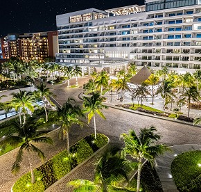 Experience TierraLuna Cancún, where tropical outdoor spaces invite you to connect with nature and explore the vibrant landscapes of the Caribbean. Perfect for adventure lovers.