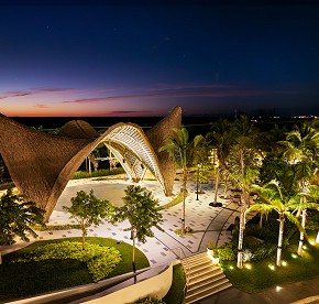Experience TierraLuna Cancún, where tropical outdoor spaces invite you to connect with nature and explore the vibrant landscapes of the Caribbean. Perfect for adventure lovers.