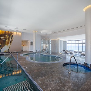 See our photo gallery to know all the spa services available for ladies & gentleman. Hydrotherapy circuit, beauty salon, relaxing suites, sauna and more.