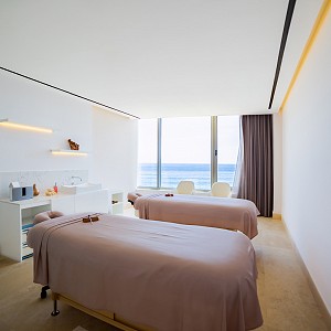 See our photo gallery to know all the spa services available for ladies & gentleman. Hydrotherapy circuit, beauty salon, relaxing suites, sauna and more.