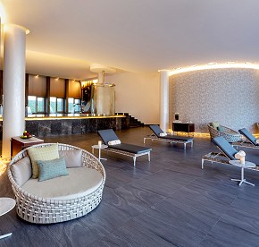 See our photo gallery to know all the spa services available for ladies & gentleman. Hydrotherapy circuit, beauty salon, relaxing suites, sauna and more.