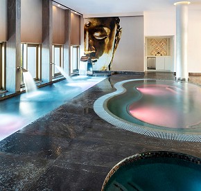 See our photo gallery to know all the spa services available for ladies & gentleman. Hydrotherapy circuit, beauty salon, relaxing suites, sauna and more.