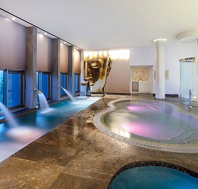 See our photo gallery to know all the spa services available for ladies & gentleman. Hydrotherapy circuit, beauty salon, relaxing suites, sauna and more.