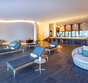 See our photo gallery to know all the spa services available for ladies & gentleman. Hydrotherapy circuit, beauty salon, relaxing suites, sauna and more.