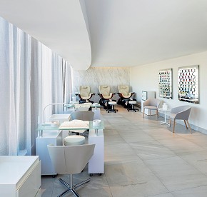 See our photo gallery to know all the spa services available for ladies & gentleman. Hydrotherapy circuit, beauty salon, relaxing suites, sauna and more.
