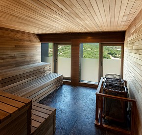 See our photo gallery to know all the spa services available for ladies & gentleman. Hydrotherapy circuit, beauty salon, relaxing suites, sauna and more.